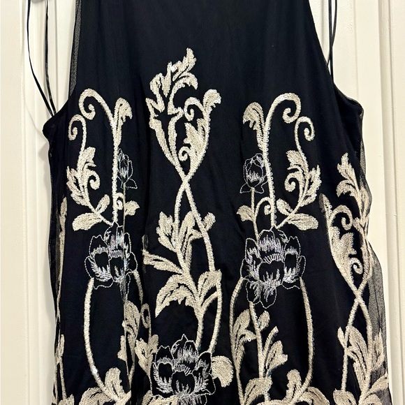 Elegant Black and Cream Floral Women's Top - Picture 6 of 6
